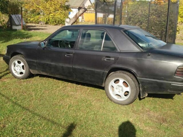 Черный Мерседес В124, объемом двигателя 3 л и пробегом 370 тыс. км за 1373 $, фото 2 на Automoto.ua