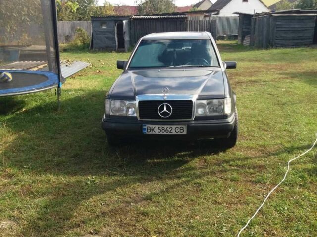 Черный Мерседес В124, объемом двигателя 3 л и пробегом 370 тыс. км за 1373 $, фото 5 на Automoto.ua