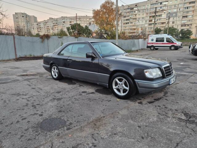 Чорний Мерседес В124, об'ємом двигуна 2 л та пробігом 385 тис. км за 4400 $, фото 4 на Automoto.ua