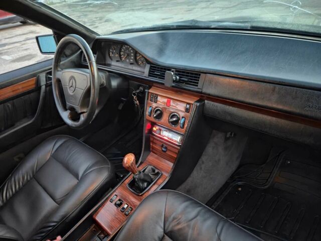 Чорний Мерседес В124, об'ємом двигуна 2 л та пробігом 385 тис. км за 4400 $, фото 13 на Automoto.ua