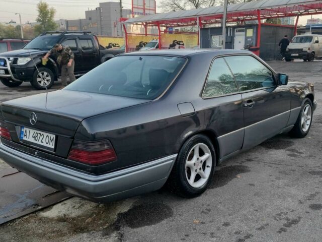 Чорний Мерседес В124, об'ємом двигуна 2 л та пробігом 385 тис. км за 4400 $, фото 6 на Automoto.ua