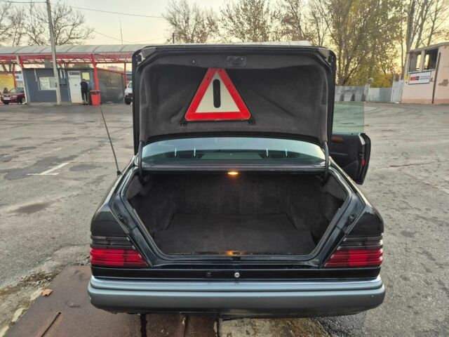 Чорний Мерседес В124, об'ємом двигуна 2 л та пробігом 385 тис. км за 4400 $, фото 11 на Automoto.ua