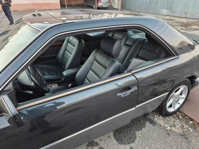 Чорний Мерседес В124, об'ємом двигуна 2 л та пробігом 385 тис. км за 4400 $, фото 10 на Automoto.ua