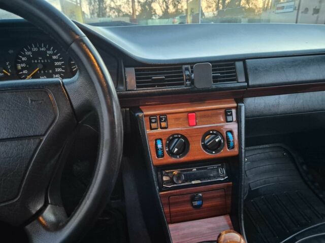 Чорний Мерседес В124, об'ємом двигуна 2 л та пробігом 385 тис. км за 4400 $, фото 15 на Automoto.ua