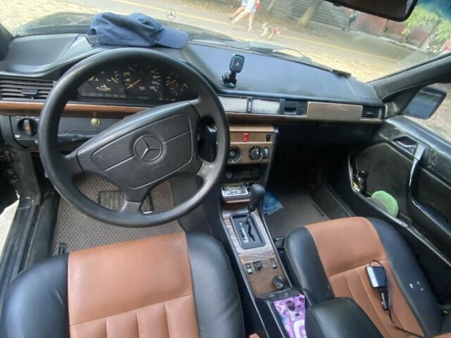 Черный Мерседес В124, объемом двигателя 3 л и пробегом 450 тыс. км за 1800 $, фото 3 на Automoto.ua