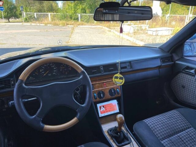 Черный Мерседес В124, объемом двигателя 3 л и пробегом 167 тыс. км за 1250 $, фото 5 на Automoto.ua