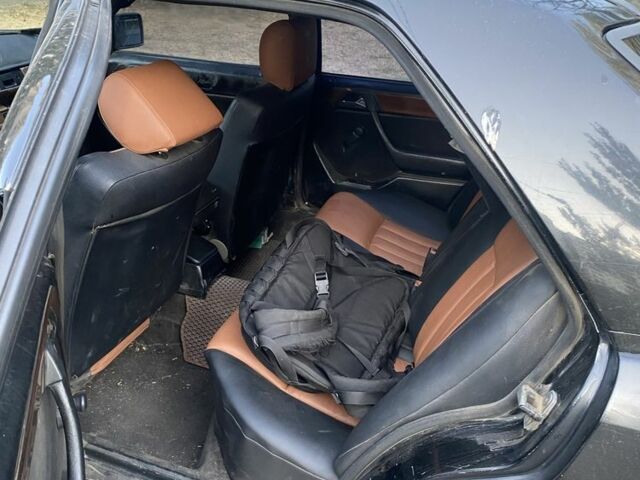 Черный Мерседес В124, объемом двигателя 3 л и пробегом 450 тыс. км за 1800 $, фото 8 на Automoto.ua