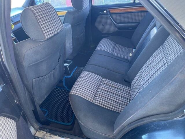 Черный Мерседес В124, объемом двигателя 3 л и пробегом 167 тыс. км за 1250 $, фото 7 на Automoto.ua