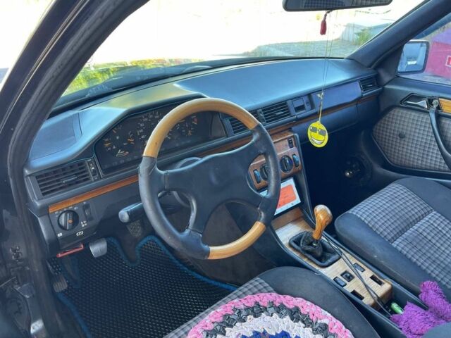 Черный Мерседес В124, объемом двигателя 3 л и пробегом 167 тыс. км за 1250 $, фото 4 на Automoto.ua