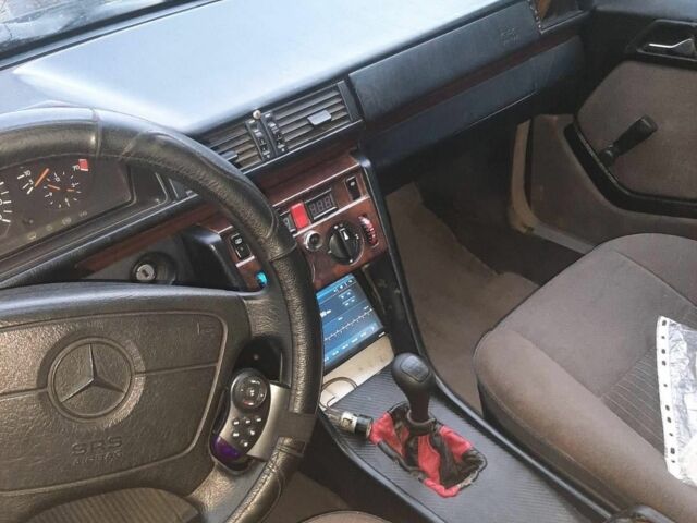 Черный Мерседес В124, объемом двигателя 2 л и пробегом 500 тыс. км за 1400 $, фото 7 на Automoto.ua