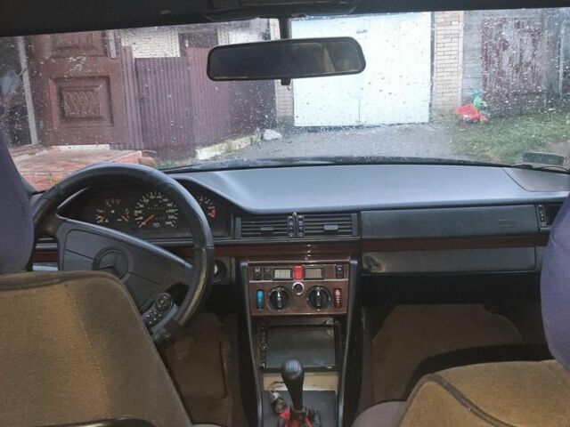 Черный Мерседес В124, объемом двигателя 2 л и пробегом 500 тыс. км за 1400 $, фото 6 на Automoto.ua