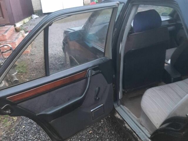 Черный Мерседес В124, объемом двигателя 2 л и пробегом 500 тыс. км за 1400 $, фото 4 на Automoto.ua