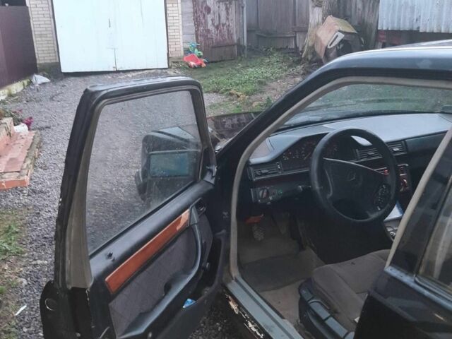 Черный Мерседес В124, объемом двигателя 2 л и пробегом 500 тыс. км за 1400 $, фото 5 на Automoto.ua