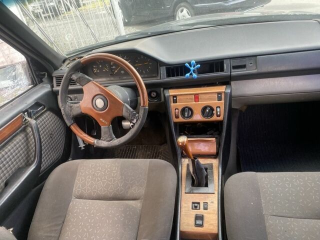 Чорний Мерседес В124, об'ємом двигуна 2 л та пробігом 300 тис. км за 1400 $, фото 6 на Automoto.ua