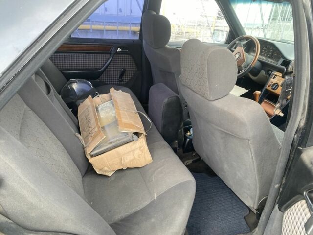 Чорний Мерседес В124, об'ємом двигуна 2 л та пробігом 300 тис. км за 1400 $, фото 7 на Automoto.ua