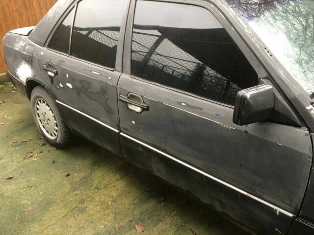 Черный Мерседес В124, объемом двигателя 3 л и пробегом 2 тыс. км за 1600 $, фото 7 на Automoto.ua