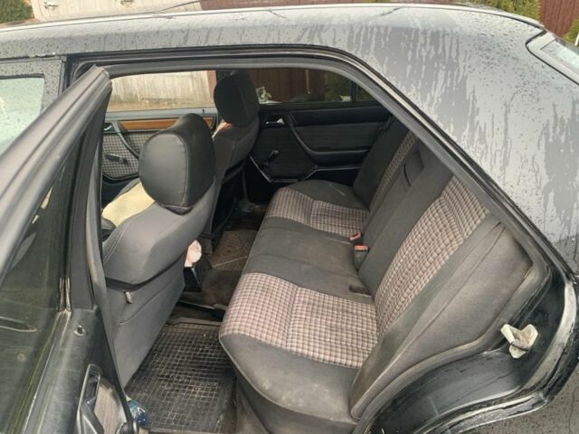 Черный Мерседес В124, объемом двигателя 2.6 л и пробегом 366 тыс. км за 1650 $, фото 6 на Automoto.ua