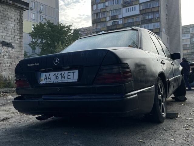 Черный Мерседес В124, объемом двигателя 2.6 л и пробегом 3 тыс. км за 1200 $, фото 3 на Automoto.ua