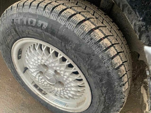 Черный Мерседес В124, объемом двигателя 2.6 л и пробегом 366 тыс. км за 1650 $, фото 5 на Automoto.ua