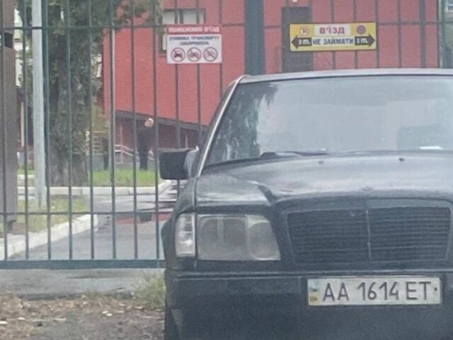 Черный Мерседес В124, объемом двигателя 2.6 л и пробегом 3 тыс. км за 1200 $, фото 4 на Automoto.ua