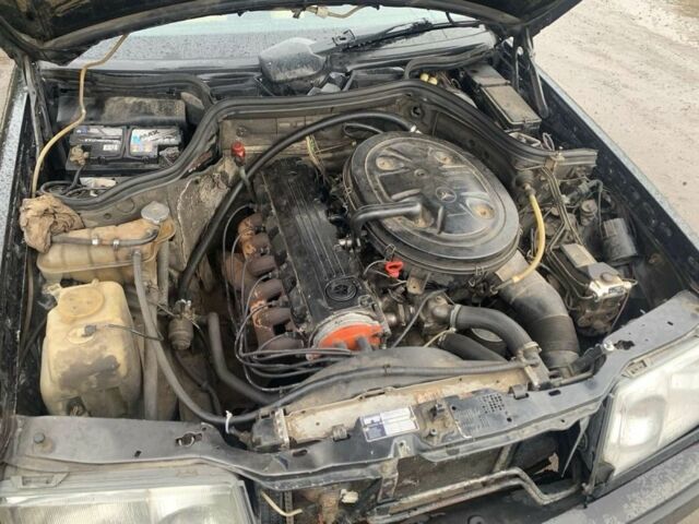 Черный Мерседес В124, объемом двигателя 2.6 л и пробегом 366 тыс. км за 1650 $, фото 4 на Automoto.ua