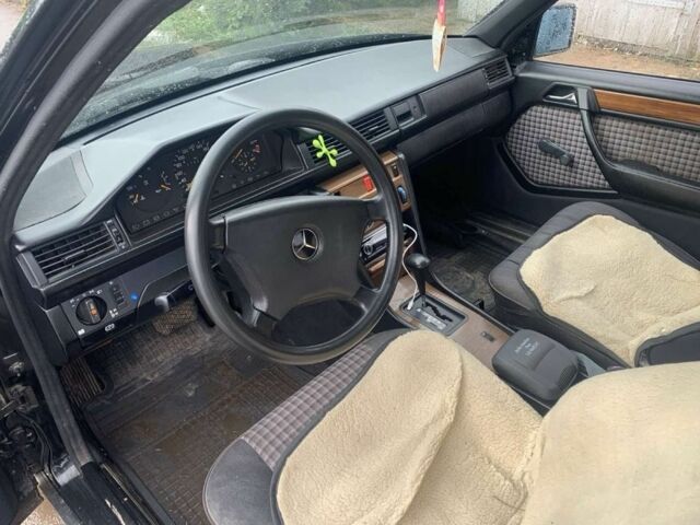 Черный Мерседес В124, объемом двигателя 2.6 л и пробегом 366 тыс. км за 1650 $, фото 3 на Automoto.ua