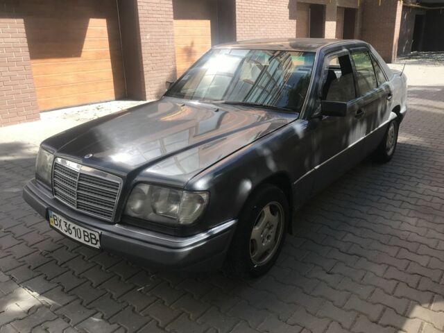 Черный Мерседес В124, объемом двигателя 2 л и пробегом 380 тыс. км за 2200 $, фото 6 на Automoto.ua