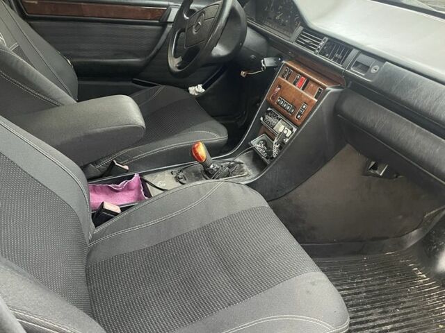 Черный Мерседес В124, объемом двигателя 2 л и пробегом 254 тыс. км за 1650 $, фото 6 на Automoto.ua