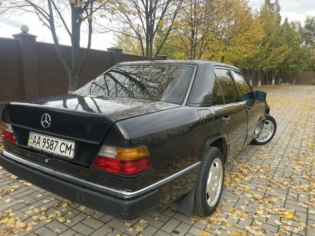 Черный Мерседес В124, объемом двигателя 2 л и пробегом 254 тыс. км за 1650 $, фото 3 на Automoto.ua