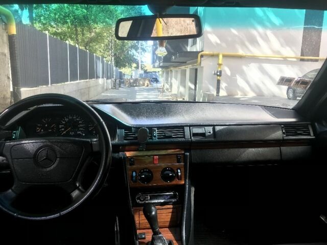 Черный Мерседес В124, объемом двигателя 2 л и пробегом 380 тыс. км за 2200 $, фото 1 на Automoto.ua