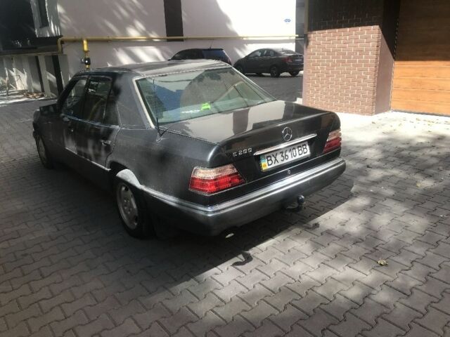 Черный Мерседес В124, объемом двигателя 2 л и пробегом 380 тыс. км за 2200 $, фото 3 на Automoto.ua