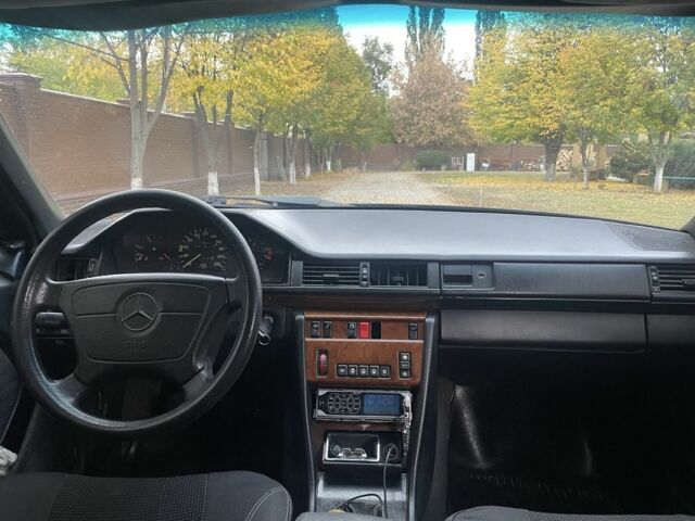 Черный Мерседес В124, объемом двигателя 2 л и пробегом 254 тыс. км за 1650 $, фото 7 на Automoto.ua