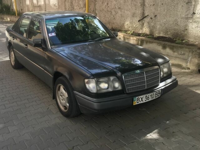 Черный Мерседес В124, объемом двигателя 2 л и пробегом 380 тыс. км за 2200 $, фото 5 на Automoto.ua
