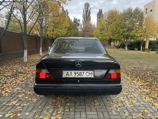 Черный Мерседес В124, объемом двигателя 2 л и пробегом 254 тыс. км за 1650 $, фото 4 на Automoto.ua