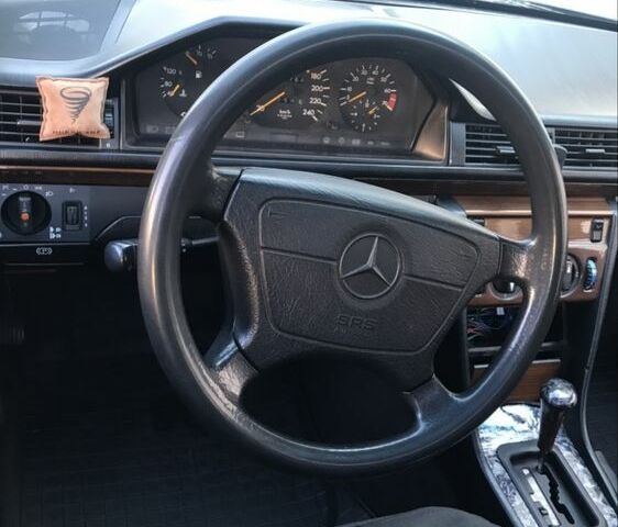 Черный Мерседес В124, объемом двигателя 3 л и пробегом 409 тыс. км за 2300 $, фото 7 на Automoto.ua