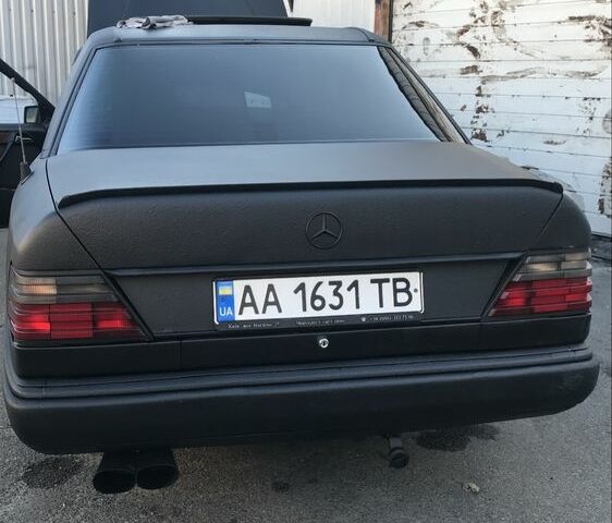 Черный Мерседес В124, объемом двигателя 3 л и пробегом 409 тыс. км за 2300 $, фото 4 на Automoto.ua