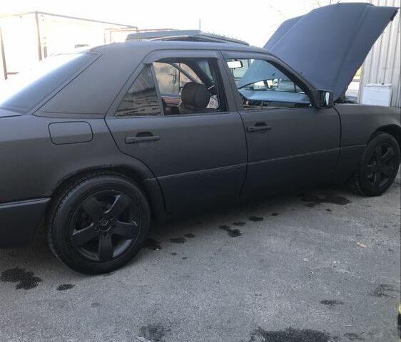 Черный Мерседес В124, объемом двигателя 3 л и пробегом 409 тыс. км за 2300 $, фото 3 на Automoto.ua