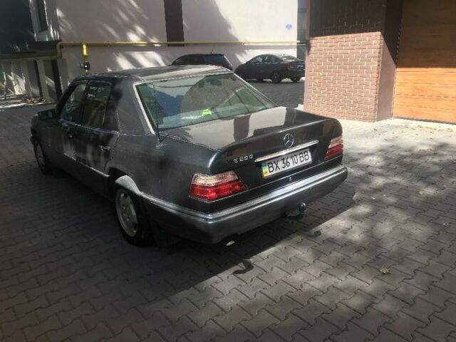 Черный Мерседес В124, объемом двигателя 2 л и пробегом 380 тыс. км за 2200 $, фото 2 на Automoto.ua