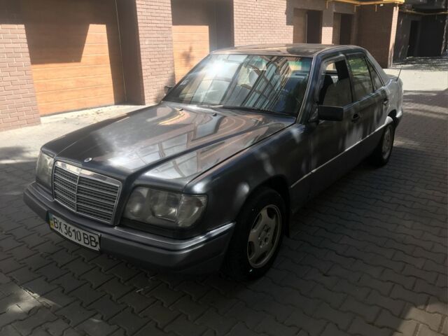 Черный Мерседес В124, объемом двигателя 2 л и пробегом 380 тыс. км за 2200 $, фото 4 на Automoto.ua