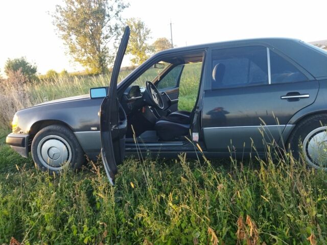 Черный Мерседес В124, объемом двигателя 2 л и пробегом 200 тыс. км за 2200 $, фото 7 на Automoto.ua