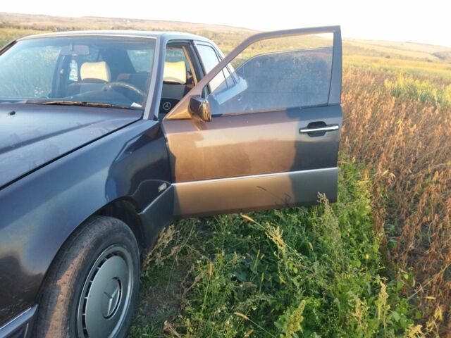 Черный Мерседес В124, объемом двигателя 2 л и пробегом 200 тыс. км за 2200 $, фото 3 на Automoto.ua