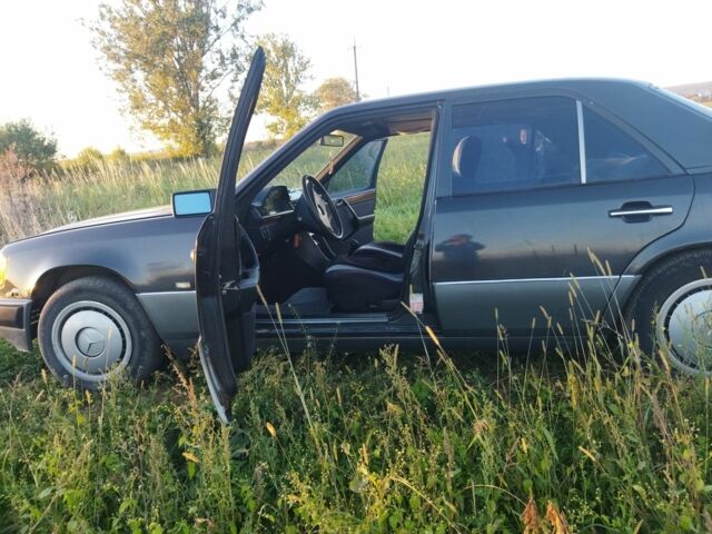 Черный Мерседес В124, объемом двигателя 2 л и пробегом 200 тыс. км за 2200 $, фото 5 на Automoto.ua