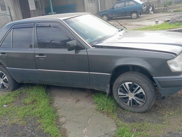 Черный Мерседес В124, объемом двигателя 0 л и пробегом 444 тыс. км за 1100 $, фото 1 на Automoto.ua