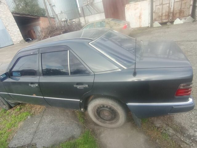 Черный Мерседес В124, объемом двигателя 0 л и пробегом 444 тыс. км за 1100 $, фото 3 на Automoto.ua