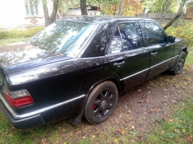 Черный Мерседес В124, объемом двигателя 3 л и пробегом 300 тыс. км за 3000 $, фото 3 на Automoto.ua