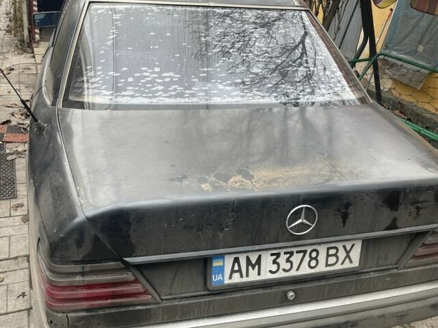 Черный Мерседес В124, объемом двигателя 2.3 л и пробегом 450 тыс. км за 1418 $, фото 3 на Automoto.ua