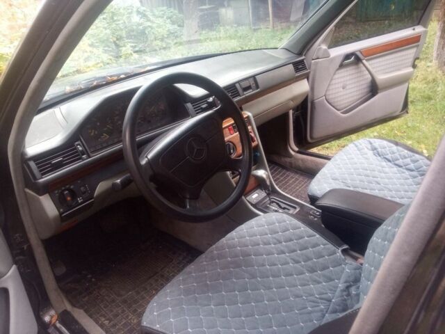 Черный Мерседес В124, объемом двигателя 3 л и пробегом 300 тыс. км за 3000 $, фото 5 на Automoto.ua