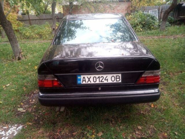 Черный Мерседес В124, объемом двигателя 3 л и пробегом 300 тыс. км за 3000 $, фото 4 на Automoto.ua