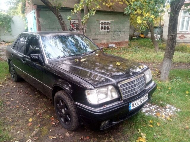 Черный Мерседес В124, объемом двигателя 3 л и пробегом 300 тыс. км за 3000 $, фото 1 на Automoto.ua
