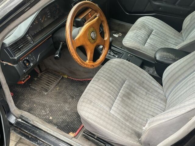 Черный Мерседес В124, объемом двигателя 2.3 л и пробегом 450 тыс. км за 1418 $, фото 4 на Automoto.ua